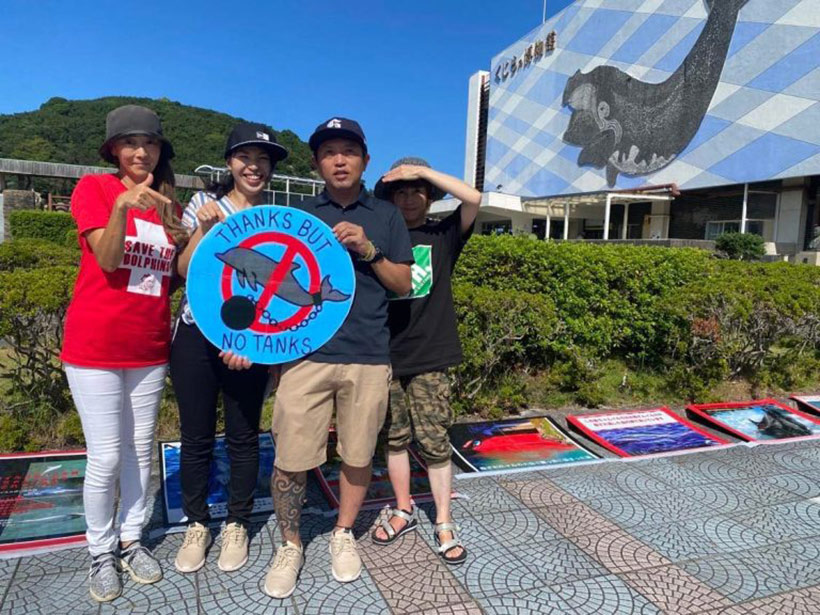 Bild by Ren Yabuki kleine japanische Aktivisten Gruppe demonstriert vor dem Whale Museum in Taiji