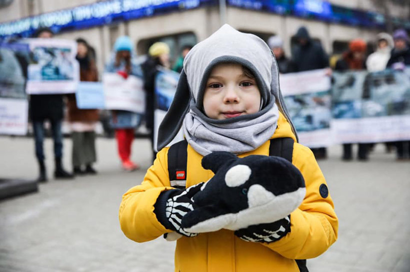 Bilder sagen mehr als Worte...Jungaktivist gibt den gefangenen Orcas seine Stimme