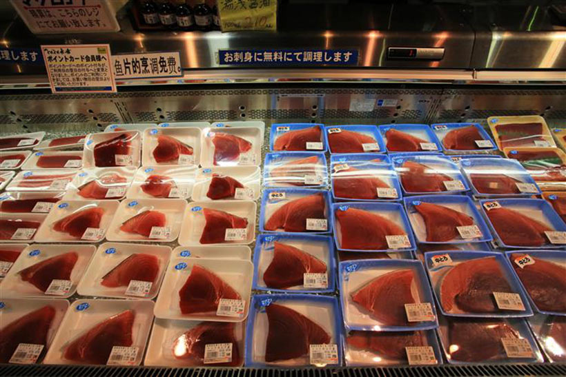 Angebot von Wal- und Delfinfleisch in einem japanischen Geschäft in Tokyo