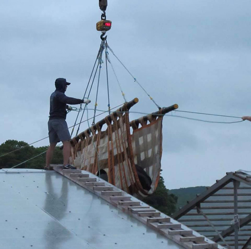 Ein weiterer Orka wird mit einem Kran über das Dach des Walgefängnis auf den Laster gehieft