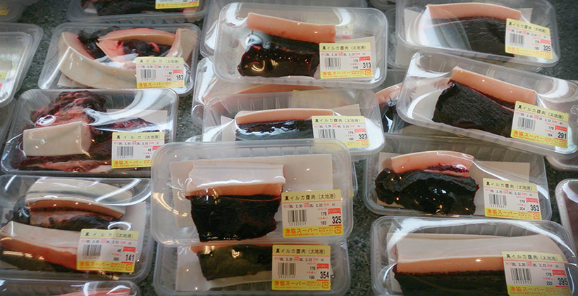 Delfinfleisch zum Verkauf in einem Laden in Taiji