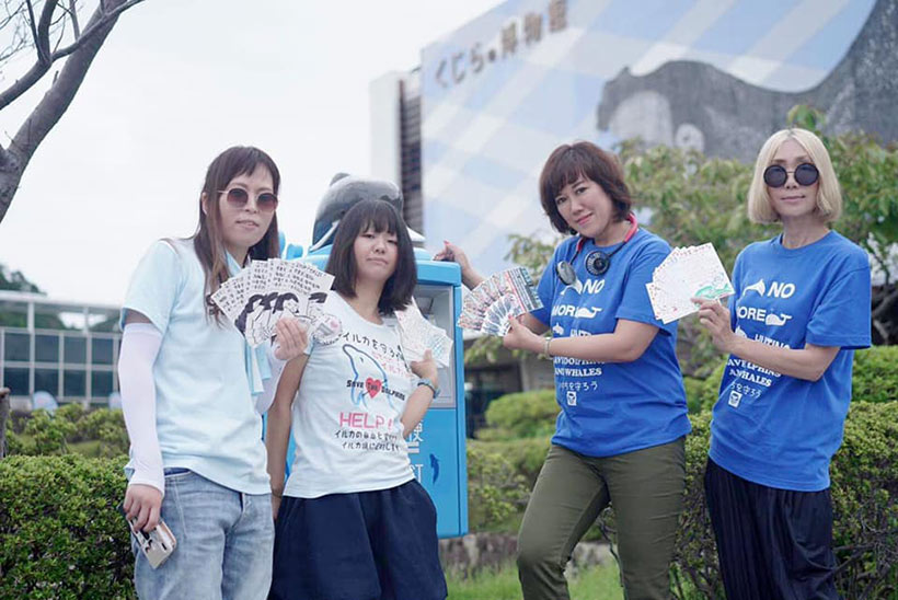 Japanische Aktivistinnen am Delfin-Briefkasten in Taiji