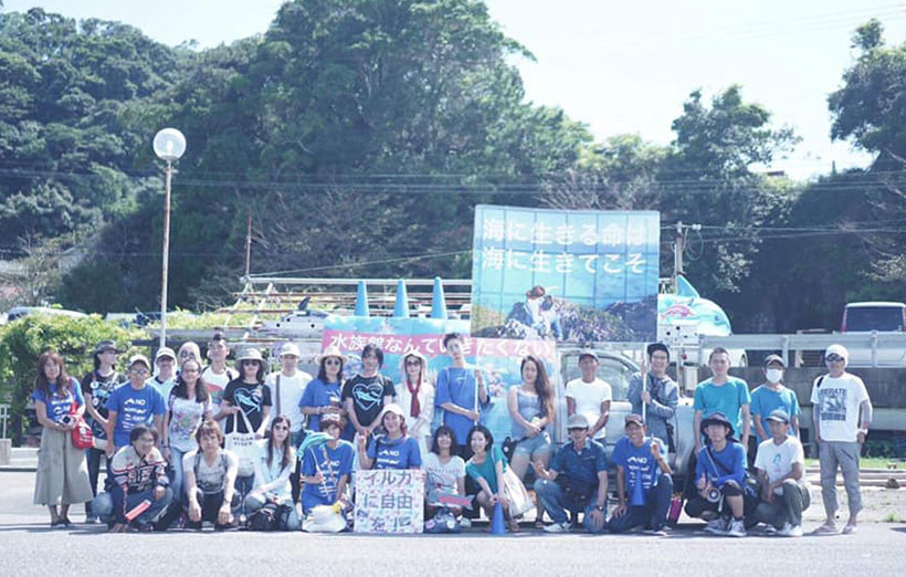 Tapfere japanische Helden und Heldinnen am 1. September 2019 in Taiji, versammelt für ein Gruppenfoto nach einer mehrstündiger Demonstration