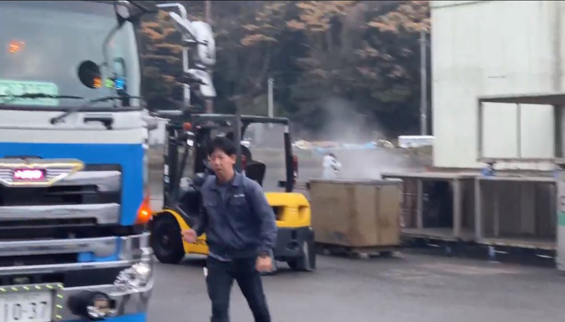 Dieser Chauffeur einer Düngerfabrik ist oft in Taiji anzutreffen, wenn am Vortag Delfine geschlachtet werden